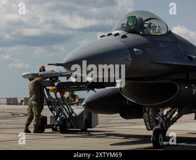 Luftstreitkräfte der US Air Force mit 180th Fighter Wing, Ohio Air National Guard tanken einen F-16 Fighting Falcon während der Übung Northern Strike 24-2 am Flughafen Oscoda-Wurtsmith, Michigan, 14. August 2024. Northern Strike 24-2, eine der größten Vorbereitungsübungen für Reservekomponenten des Verteidigungsministeriums, soll vom 3. Bis 17. August 2024 im National All Domain Warfight Center (NADWC) in Michigan stattfinden. Über 6.300 Teilnehmer aus 32 staaten und Gebieten sowie mehrere internationale Teilnehmer werden sich auf der NADWC zusammenfinden. Der Northern Strike ist die wichtigste Reserve Stockfoto