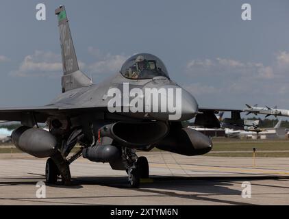 Ein F-16 Fighting Falcon vom 180th Fighter Wing, Ohio Air National Guard sitzt während der Übung Northern Strike 24-2 am Flughafen Oscoda-Wurtsmith, Michigan, 14. August 2024. Northern Strike 24-2, eine der größten Vorbereitungsübungen für Reservekomponenten des Verteidigungsministeriums, soll vom 3. Bis 17. August 2024 im National All Domain Warfight Center (NADWC) in Michigan stattfinden. Über 6.300 Teilnehmer aus 32 staaten und Gebieten sowie mehrere internationale Teilnehmer werden sich auf der NADWC zusammenfinden. Northern Strike ist das führende Design für Trainingsereignisse für Reservekomponenten Stockfoto