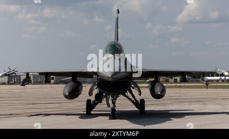 Ein F-16 Fighting Falcon vom 180th Fighter Wing, Ohio Air National Guard sitzt während der Übung Northern Strike 24-2 am Flughafen Oscoda-Wurtsmith, Michigan, 14. August 2024. Northern Strike 24-2, eine der größten Vorbereitungsübungen für Reservekomponenten des Verteidigungsministeriums, soll vom 3. Bis 17. August 2024 im National All Domain Warfight Center (NADWC) in Michigan stattfinden. Über 6.300 Teilnehmer aus 32 staaten und Gebieten sowie mehrere internationale Teilnehmer werden sich auf der NADWC zusammenfinden. Northern Strike ist das führende Design für Trainingsereignisse für Reservekomponenten Stockfoto
