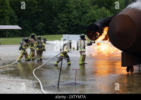 Feuerwehrleute der 295. Ingenieurabteilung nehmen an einer Live-Feuerübung mit Flugzeugtriebwerken während der Live Burns Feuerwehrübung auf der Youngstown Air Reserve Station in Wien, Ohio, am 10. Juni 2024 Teil. Die Feuerwehrmänner der Ohio Army National Guard arbeiten zusammen, um Brände zu löschen. (Foto der US Army National Guard von Pvt. Jolie Pagan, 196. Mobile Public Affairs Detachment) Stockfoto