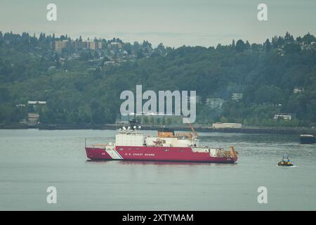 Der U.S. Coast Guard Cutter Healy (WAGB 20) durchquert in der Nähe von West Seattle, als der Cutter seinen Homeport an der Coast Guard Base Seattle nähert, 16. August 2024. Die Besatzung kehrte nach einer zweimonatigen Arktis-Patrouille nach Hause zurück. (Foto der US-Küstenwache von Petty Officer 1st Class Steve Strohmaier) Stockfoto