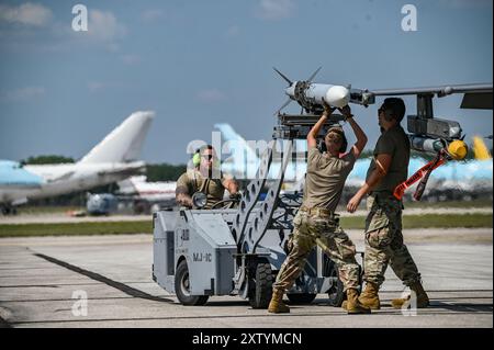 Von links nach rechts: U.S. Air Force Tech. Anthony Barrow, Spezialist für Munitionssysteme der 180th Maintenance Squadron (MXS), 180th Fighter Wing, Ohio Air National Guard, Lucas County, Ohio, Airman 1st Class Andrew Stephens, 180th MXS Waffenlader und Tech. Sgt. Evan Sanders, 180. MXS-Waffenlader, bereitet einen F-16C-Kampffalken für den Start vor während der Übung Northern Strike 24-2 am Flughafen Oscoda-Wurtsmith, IOSCO County, Michigan, 14. August 2024. Northern Strike 24-2, eine der größten Vorbereitungsübungen des Verteidigungsministeriums, soll in Michigan's N stattfinden Stockfoto