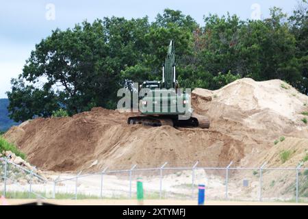 Soldaten der 702nd Engineer Company holen Sand aus einer Leihgrube am 8. August 2024, während sie an einem Truppenprojekt für das Skigebiet Whitetail Ridge in Fort McCoy, Wiss, arbeiteten. Soldaten mit der 702. Verbrachten sechs Tage lang ein Truppenprojekt im Skigebiet Fort McCoy, um den Tubing-Hügel zu verbessern. Nach Angaben der Beamten der Post führte das Projekt zu erheblichen Verbesserungen im Skigebiet. (Foto der US-Armee von Scott T. Sturkol/Fort McCoy Public Affairs Office) Stockfoto