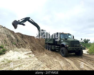 Soldaten der 702nd Engineer Company holen Sand aus einer Leihgrube am 9. August 2024, während sie an einem Truppenprojekt für das Skigebiet Whitetail Ridge in Fort McCoy, Wiss, arbeiten. Soldaten mit der 702. Verbrachten sechs Tage lang ein Truppenprojekt im Skigebiet Fort McCoy, um den Tubing-Hügel zu verbessern. Nach Angaben der Beamten der Post führte das Projekt zu erheblichen Verbesserungen im Skigebiet. (Foto der US-Armee von Sgt. Haylee Smith, 702nd Engineer Company) Stockfoto