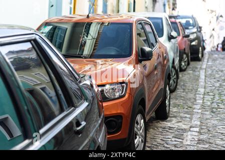 Salvador, Bahia, Brasilien - 27. Juli 2024: Mehrere Autos parken auf einer Straße in Pelourinho, dem historischen Zentrum von Salvador, Bahia. Stockfoto