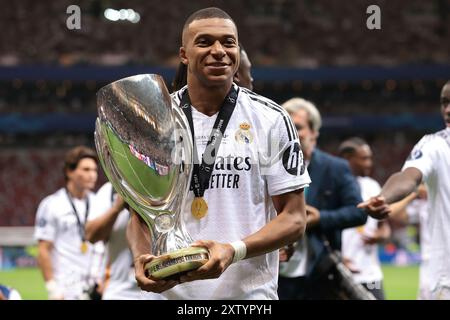 Warschau, Polen. August 2024. Kylian Mbappe von Real Madrid posiert mit der Trophäe nach dem Sieg im UEFA-Supercup-Spiel 2-0 im Nationalstadion Warschau. Der Bildnachweis sollte lauten: Jonathan Moscrop/Sportimage Credit: Sportimage Ltd/Alamy Live News Stockfoto
