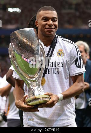 Warschau, Polen. August 2024. Kylian Mbappe von Real Madrid posiert mit der Trophäe nach dem Sieg im UEFA-Supercup-Spiel 2-0 im Nationalstadion Warschau. Der Bildnachweis sollte lauten: Jonathan Moscrop/Sportimage Credit: Sportimage Ltd/Alamy Live News Stockfoto