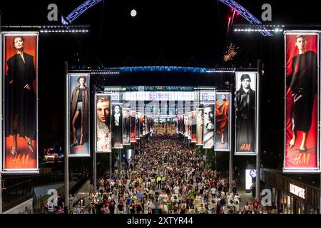 London, Großbritannien. August 2024. Taylor Swift-Fans („Swifties“) gehen den Olympic Way entlang, nachdem sie Abend zwei der Eras Tour August-Konzerte von Taylor Swift im Wembley Stadium besucht haben. Taylor Swift trat drei Nächte im Juni auf und spielt fünf weitere Nächte ab dem 15. August. Die Sicherheit soll durch die Absage der Konzerte der Sängerin in Wien wegen mutmaßlicher terroristischer Drohungen erhöht worden sein. Quelle: Stephen Chung / Alamy Live News Stockfoto