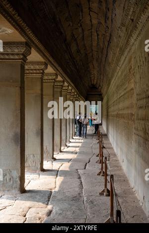 Angkor Wat Korridor mit Reliefschnitzereien entlang der Innenwand Stockfoto