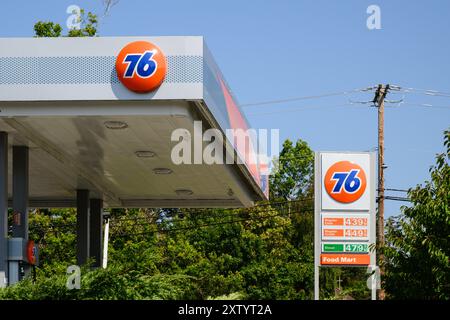 Everett, WA, USA – 28. Juli 2024; Tankstelle 76 im Besitz des Unternehmens Phillips 76 mit Markenzeichen und Vordach Stockfoto