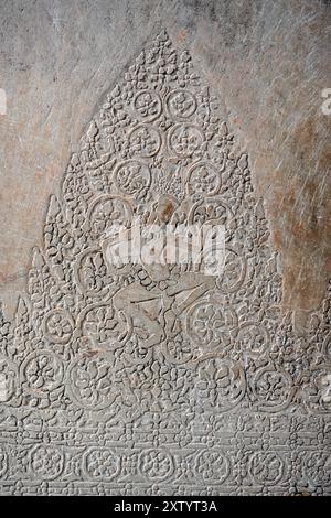 Beeindruckende seltene Schnitzerei von apsara auf der Säule der Galerie, die zum zentralen Turm von Angkor Wat führt Stockfoto