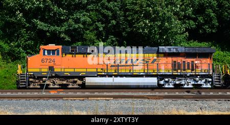 Everett, WA, USA - 28. Juli 2024; Seitenansicht der orangefarbenen und schwarzen Berkshire Hathaway BNSF-Lokomotive Stockfoto