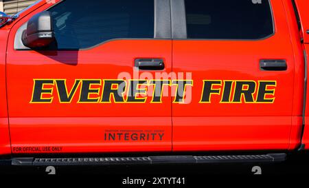 Everett, WA, USA - 28. Juli 2024; Everett Feuerschild an der Tür des roten Notfahrzeugs in Snohomish County Stockfoto