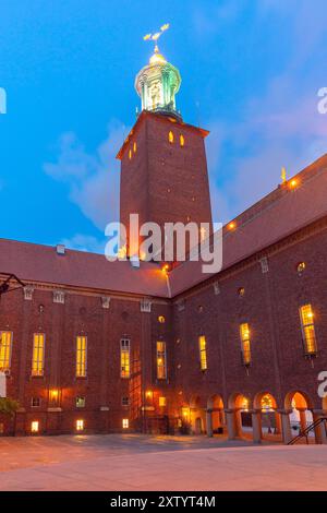 Beleuchteter Rathausturm und Innenhof in der Abenddämmerung in Stockholm, Schweden Stockfoto