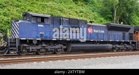 Everett, WA, USA – 28. Juli 2024; Montana Rail Link Lokomotive in blau-weißer Lackierung mit Name und Logo, die jetzt als BNSF betrieben wird Stockfoto