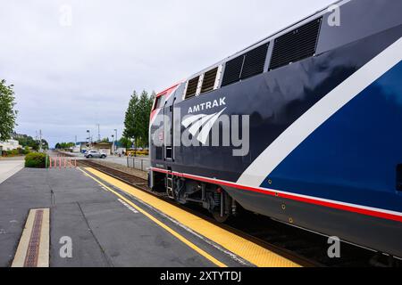 Edmonds, WA, USA - 28. Juli 2024; Amtrak Empire Builder Zug fährt von Edmonds Station in Richtung Seattle Stockfoto