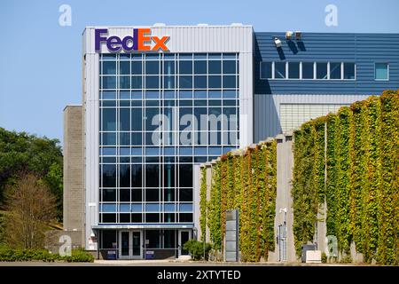 Everett, WA, USA - 28. Juli 2024; FedEx-Gebäude mit Name auf Struktur in Firmenfarben und Efeuwand Stockfoto