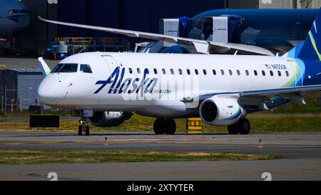 Everett, WA, USA - 28. Juli 2024; Alaska Airlines Horizon Embraer 175 fahrend an heißen Sommertagen mit Name und Logo Tail N655QX Stockfoto