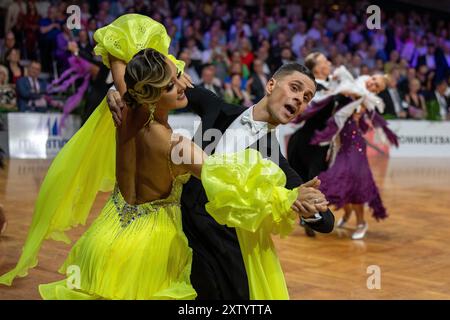 Stuttgart, Deutschland. August 2024. Alexey Glukhov und Anastasia Glazunova tanzen bei den Deutschen Open Championships (GOC). Das Paar aus Moldau gewann am 16.08.2024 den WDSF GrandSlam Standard Adult. Quelle: Catherine Simon/dpa/Alamy Live News Stockfoto