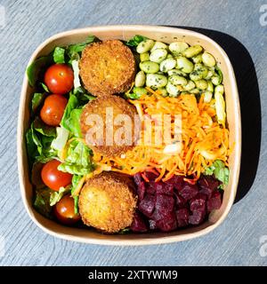 Schüssel mit Erbsen, Gemüse und Falafel, ein veganes Gericht in Bremen Stockfoto