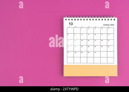 Oktober 2024, monatlicher Schreibtischkalender für 2024 Jahre auf violettem Hintergrund. Stockfoto