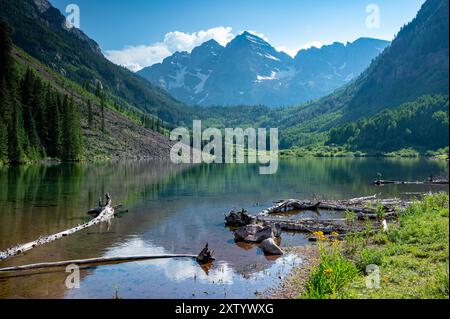 Kastanienbraune Glocken spiegeln sich am sonnigen Sommernachmittag unter dramatischer Sommerwolke im Maroon Lake. Stockfoto