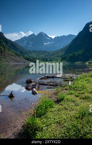 Kastanienbraune Glocken spiegeln sich am sonnigen Sommernachmittag unter dramatischer Sommerwolke im Maroon Lake. Stockfoto