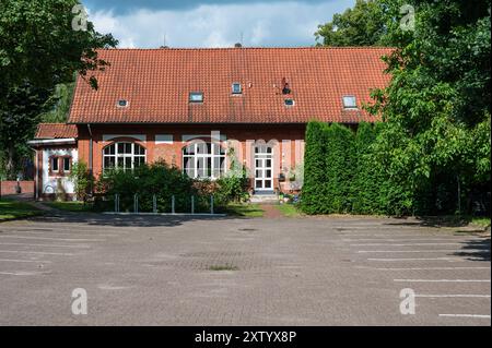 Kirchseelte, Niedersachsen, Deutschland, 16. Juli 2024 - Ziegelsteinfassade eines traditionellen Bauernhauses Stockfoto