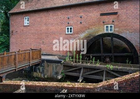 Kirchseelte, Niedersachsen, Deutschland, 16. Juli 2024 - traditionelle Holzwassermühle mit gemauerter Steinfassade Stockfoto