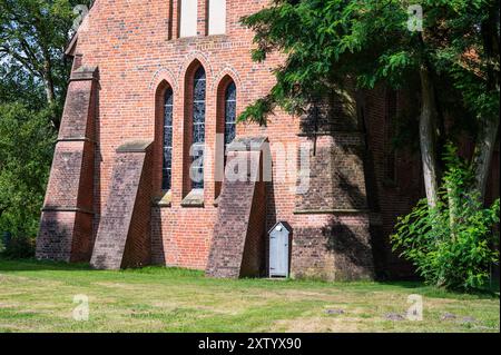 Kirchseelte, Niedersachsen, Deutschland, 16. Juli 2024 - Ziegelsteinfassade der katholischen Dorfkirche Stockfoto