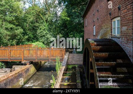 Kirchseelte, Niedersachsen, Deutschland, 16. Juli 2024 - traditionelle Holzwassermühle mit gemauerter Steinfassade Stockfoto