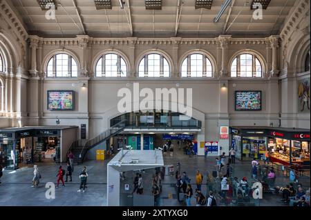 Bremen, Deutschland, 16. Juli 2024 - Innenraum und Passagiere am Hauptbahnhof Stockfoto