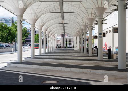 Bremen, Deutschland, 16. Juli 2024 - Busbahnhof mit Bahnsteigen und Schuppen und dem Verkehrsknotenpunkt des Hauptbahnhofs Stockfoto