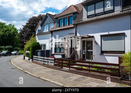 Bremen, Deutschland, 16. Juli 2024 - traditionelles Design von Wohnhäusern in einer Reihe mit Vorhof Stockfoto