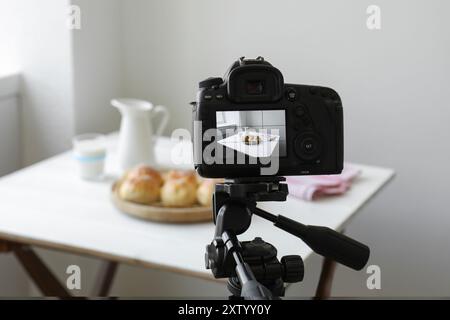 Aufnahmen von Lebensmitteln mit professioneller Kamera im Fotostudio, selektiver Fokus Stockfoto
