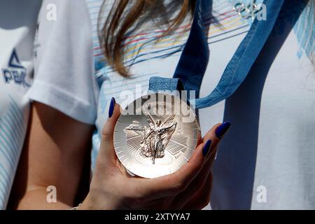 Bukarest, Rumänien. August 2024. Die rumänische Turnerin Ana Barbosu posiert, nachdem sie eine olympische Bronzemedaille für die Frauen-Fußbodenübung bei den Olympischen Spielen 2024 in Paris erhalten hat, während einer Zeremonie in Bukarest, Rumänien, am 16. August 2024. Die Bronzemedaille wurde Barbosu nach einem Urteil des Schiedsgerichts für Sport in der vergangenen Woche zugeteilt, das eine Berufung von Team USA Coach Cecile Landi während des 5. August-Finales in Paris annulliert hat. was Chiles auf den dritten Platz gebracht und Barbosu auf den vierten Platz gebracht hatte. Quelle: Cristian Cristel/Xinhua/Alamy Live News Stockfoto