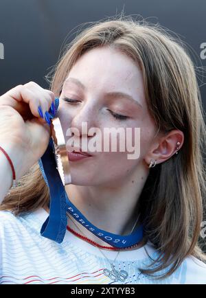 Bukarest, Rumänien. August 2024. Die rumänische Turnerin Ana Barbosu posiert, nachdem sie eine olympische Bronzemedaille für die Frauen-Fußbodenübung bei den Olympischen Spielen 2024 in Paris erhalten hat, während einer Zeremonie in Bukarest, Rumänien, am 16. August 2024. Die Bronzemedaille wurde Barbosu nach einem Urteil des Schiedsgerichts für Sport in der vergangenen Woche zugeteilt, das eine Berufung von Team USA Coach Cecile Landi während des 5. August-Finales in Paris annulliert hat. was Chiles auf den dritten Platz gebracht und Barbosu auf den vierten Platz gebracht hatte. Quelle: Cristian Cristel/Xinhua/Alamy Live News Stockfoto