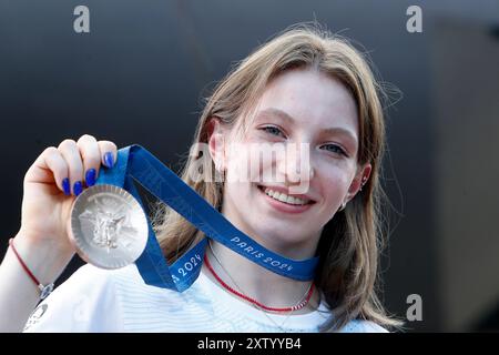 Bukarest, Rumänien. August 2024. Die rumänische Turnerin Ana Barbosu posiert, nachdem sie eine olympische Bronzemedaille für die Frauen-Fußbodenübung bei den Olympischen Spielen 2024 in Paris erhalten hat, während einer Zeremonie in Bukarest, Rumänien, am 16. August 2024. Die Bronzemedaille wurde Barbosu nach einem Urteil des Schiedsgerichts für Sport in der vergangenen Woche zugeteilt, das eine Berufung von Team USA Coach Cecile Landi während des 5. August-Finales in Paris annulliert hat. was Chiles auf den dritten Platz gebracht und Barbosu auf den vierten Platz gebracht hatte. Quelle: Cristian Cristel/Xinhua/Alamy Live News Stockfoto