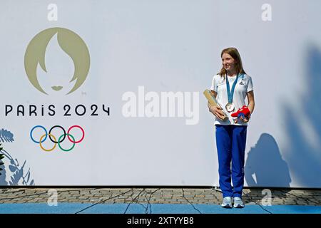 Bukarest, Rumänien. August 2024. Die rumänische Turnerin Ana Barbosu posiert, nachdem sie eine olympische Bronzemedaille für die Frauen-Fußbodenübung bei den Olympischen Spielen 2024 in Paris erhalten hat, während einer Zeremonie in Bukarest, Rumänien, am 16. August 2024. Die Bronzemedaille wurde Barbosu nach einem Urteil des Schiedsgerichts für Sport in der vergangenen Woche zugeteilt, das eine Berufung von Team USA Coach Cecile Landi während des 5. August-Finales in Paris annulliert hat. was Chiles auf den dritten Platz gebracht und Barbosu auf den vierten Platz gebracht hatte. Quelle: Cristian Cristel/Xinhua/Alamy Live News Stockfoto