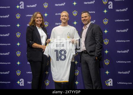 Los Angeles, Usa. August 2024. Der zweimalige deutsche Fußballspieler des Jahres Marco Reus (C) posiert mit seinem neuen Trikot mit Greg Vanney (R) Cheftrainer, und Andrea Sasse (L) Generalkonsulat der Bundesrepublik Deutschland Los Angeles, in einer neuen Konferenz, nachdem er als neuer Los Angeles Galaxy Mittelfeldspieler im Dignity Health Sports Park vorgestellt wird. Quelle: SOPA Images Limited/Alamy Live News Stockfoto