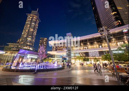 Die Brentwood Place Mall oder die fantastische Brentwood Main plaza an einem Sommerabend mit Geschäften und Shoppern. Burnaby BC, in der Nähe von Vancouver, Kanada. Stockfoto