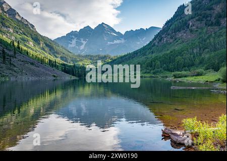 Kastanienbraune Glocken spiegeln sich am sonnigen Sommernachmittag unter dramatischer Sommerwolke im Maroon Lake. Stockfoto