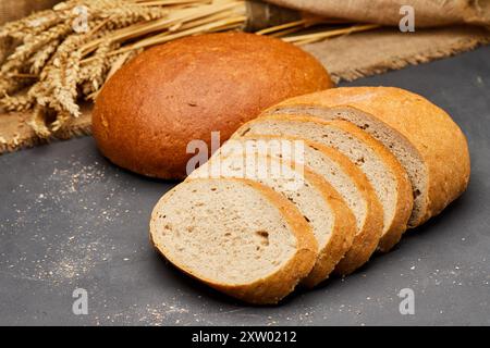 Geschnittener runder Brotlaib mit frisch gebackenem Brot, perfekt für Frühstück oder Sandwichzubereitung Stockfoto