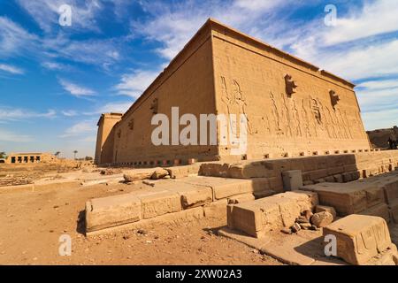 Dendera-Tempel – Rückansicht mit Reliefs von Hathor und Pharoah, die Opfergaben im Tempel des Hathor in Dendera annehmen, fertiggestellt in der ptolemäischen Ära um 50 v. Chr. zwischen den Städten Luxor und Abydos, Ägypten Stockfoto