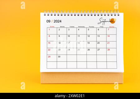 September 2024, monatlicher Schreibtischkalender für 2024 Jahre auf gelbem Hintergrund. Stockfoto
