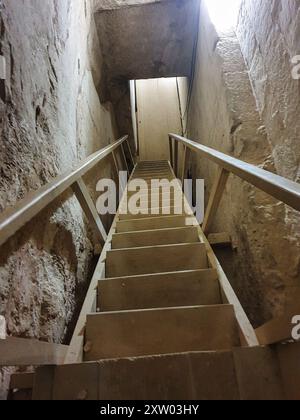 Gebogene Pyramide - Blick auf die Holztreppe, die die Besucher zurück zum Eingang der Pyramide führt, die vom Pharoah Snefuru in der Nekropole Dahshur in der Nähe von Kairo, Ägypten, erbaut wurde Stockfoto