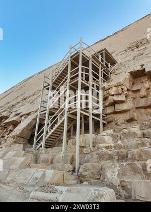 Gebogene Pyramide - Blick auf die Holztreppe, die zum Haupteingang der gebogenen Pyramide in der Dahshur-Nekropole in der Nähe von Kairo, Ägypten führt Stockfoto