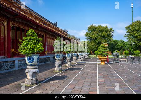 Innenhof, der zu den Gräbern des vietnamesischen Königs führt, an der Hue Royal Zitadelle. Stockfoto