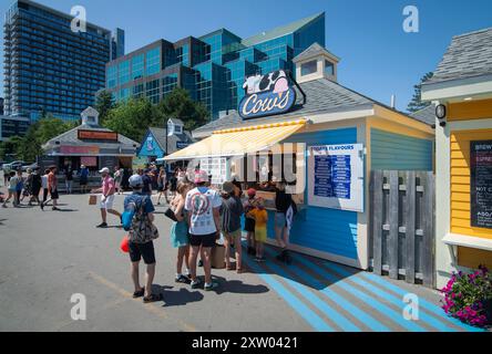 Schlange am KÜHE-Eiskiosk auf dem Harbourwalk an der Halifax Waterfront. Halifax, Nova Scotia, Kanada. Stockfoto