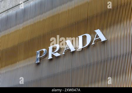Prada ist ein italienisches Luxusmodehaus, das 1913 gegründet wurde und sich auf Lederhandtaschen, Reiseaccessoires, Schuhe und Ready-to-Wear spezialisiert hat. Hier vorgestellt Stockfoto